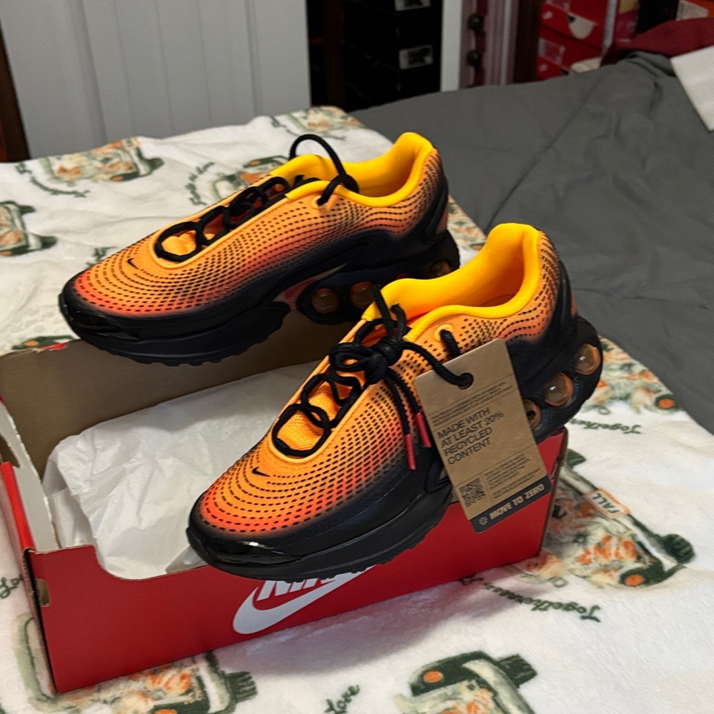 Nike mens Vibrant Orange and Black Sneakers - Picture 4 of 5